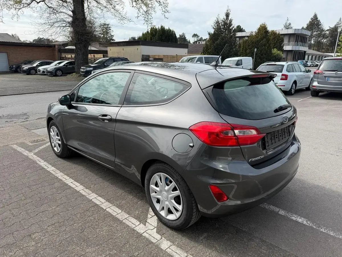 Gebraucht Ford Fiesta 101 PS (74 kW) 2018 Grau Kleinwagen