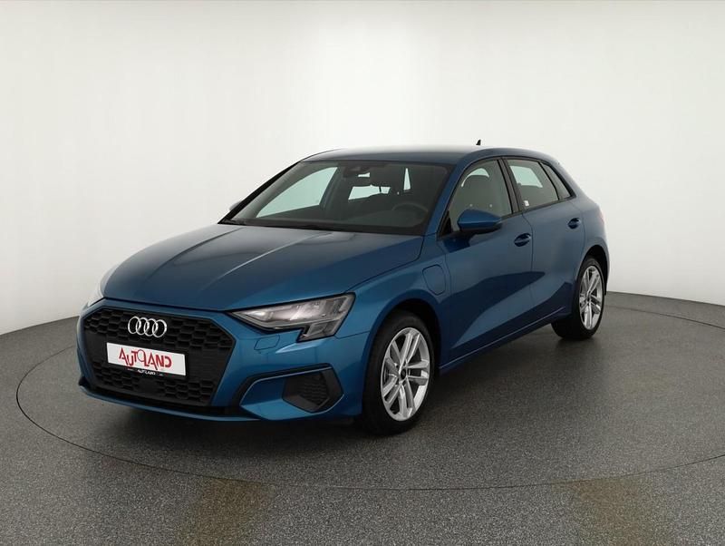 Blau Gebraucht 2022 Audi A3 Sportback e-tron Comfort Kleinwagen | 22.990 € (Guter Preis) - Bild 1/4