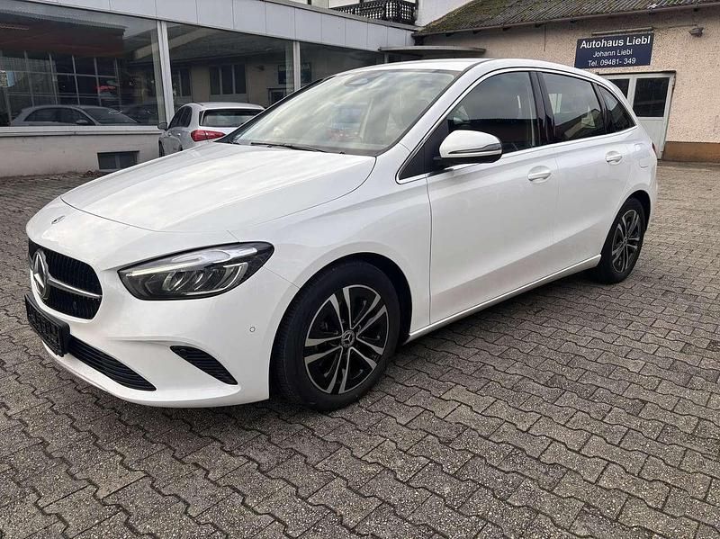 Gebraucht Mercedes B200 Advanced 163 PS (119 kW) 2024 Unilack polarweiß Van / Kleinbus