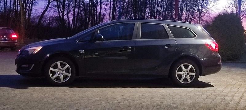 Gebraucht Opel Astra 131 PS (96 kW) 2013 Schwarz Kombi