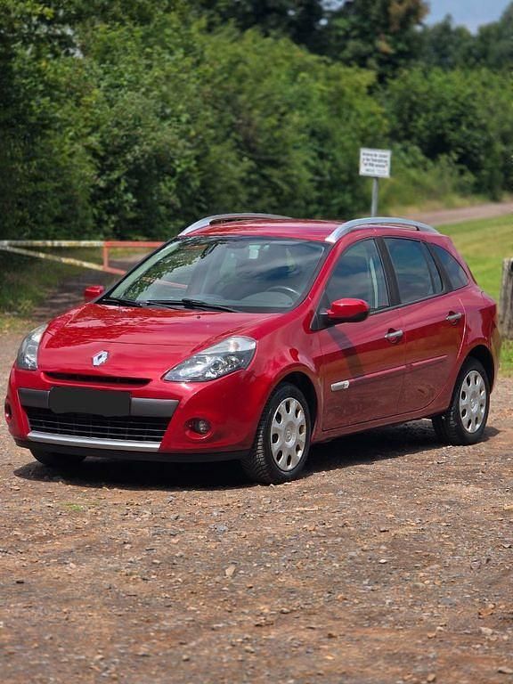 Rot Gebraucht 2009 Renault Clio II Dynamique Kombi | 3.690 € (Etwas zu teuer) - Bild 1/4