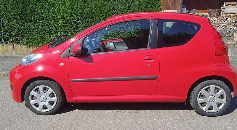 Rot Gebraucht 2011 Peugeot 107 Filou Kleinwagen | 2.500 € (Fairer Preis) - Bild 1/4