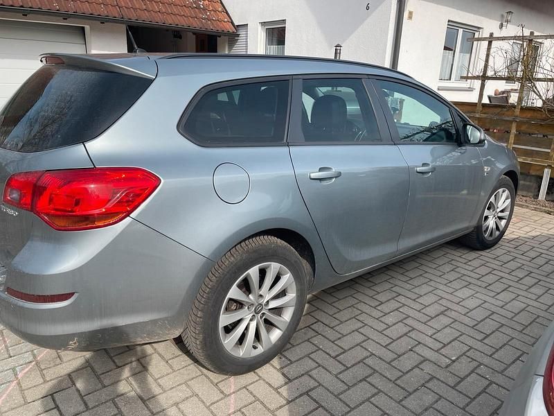 Gebraucht Opel Astra 140 PS (102 kW) 2012 Silber Limousine