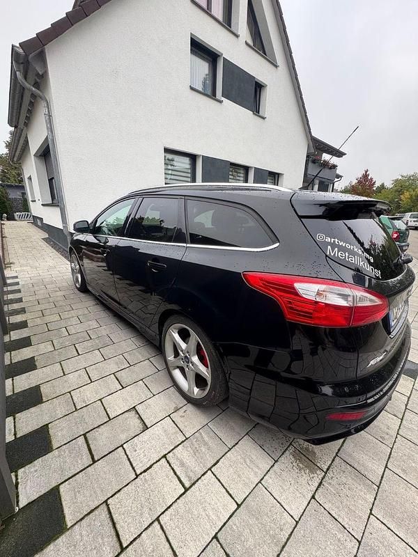 Schwarz Gebraucht 2013 Ford Focus ST-Line Kombi | 6.900 € (Teuer) - Bild 1/4