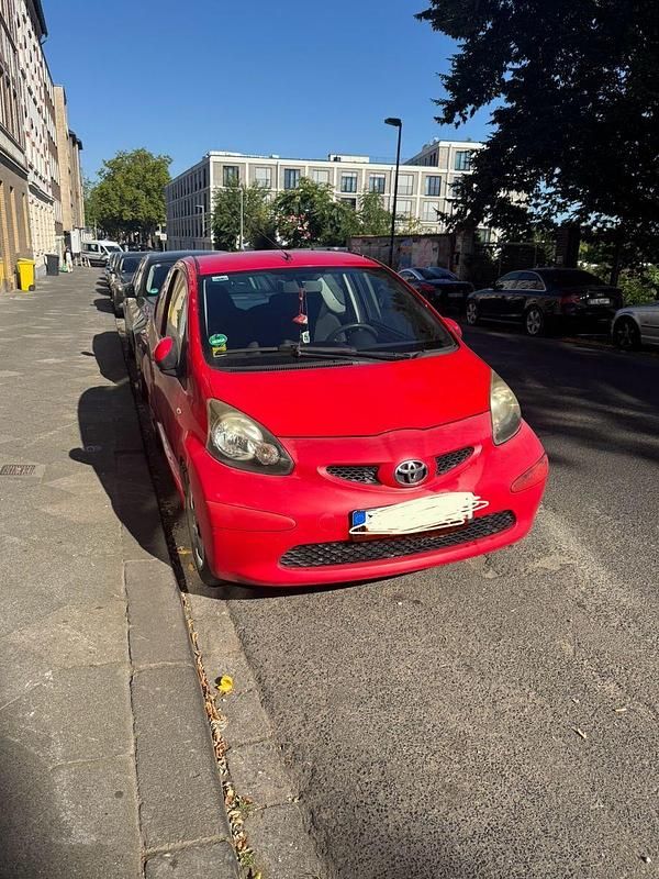 Rot Gebraucht 2005 Toyota Aygo Kleinwagen | 1.000 € (Fairer Preis) - Bild 1/4