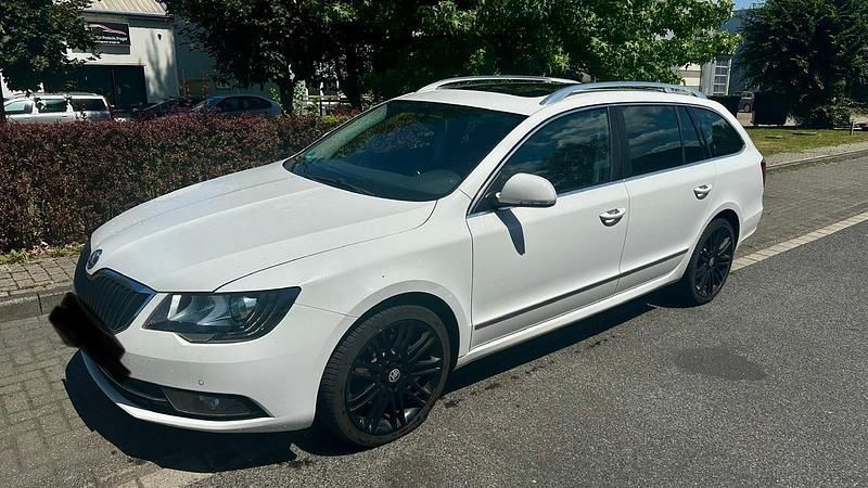 Weiß Gebraucht 2013 Skoda Superb Kombi | 5.280 € (Guter Preis) - Bild 1/4