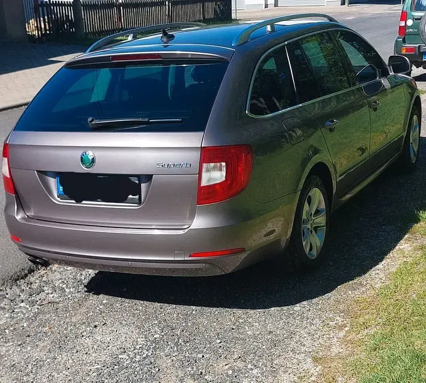 Gebraucht Skoda Superb 140 PS (102 kW) 2011 Violett Kombi