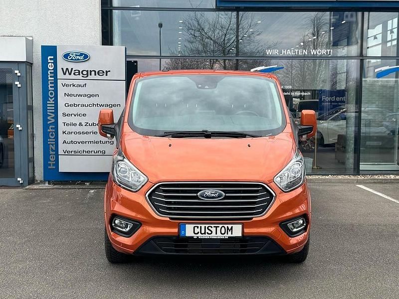 Gebraucht Ford Tourneo Titanium 131 PS (96 kW) 2024 Orange Van / Kleinbus