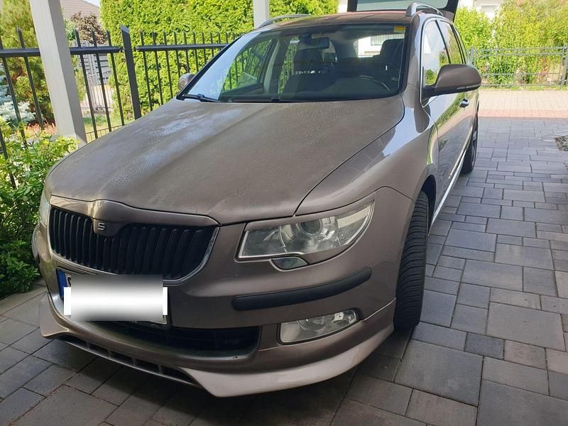Andere außenfarben Gebraucht 2010 Skoda Superb Ambition Kombi | 5.500 € - Bild 1/4