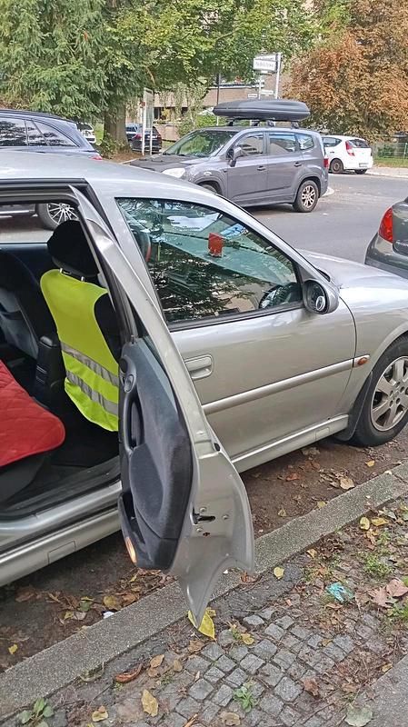 Grau Gebraucht 2001 Opel Vectra Limousine | 550 € - Bild 1/4