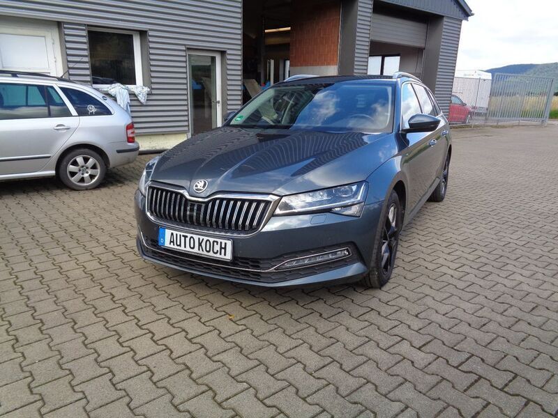 Grau Gebraucht 2021 Skoda Superb Style Kombi | 15.900 € (Fairer Preis) - Bild 1/4