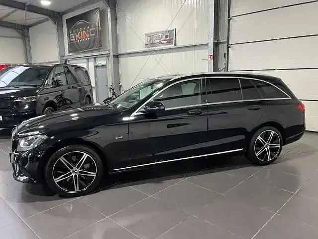 Gebraucht Mercedes C300e 211 PS (155 kW) 2020 Ung. schwarz  unilack Kombi