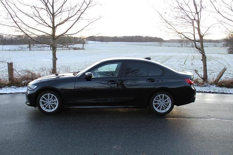 Schwarz Gebraucht 2019 BMW 330 Limousine | 23.500 € (Superpreis) - Bild 1/4