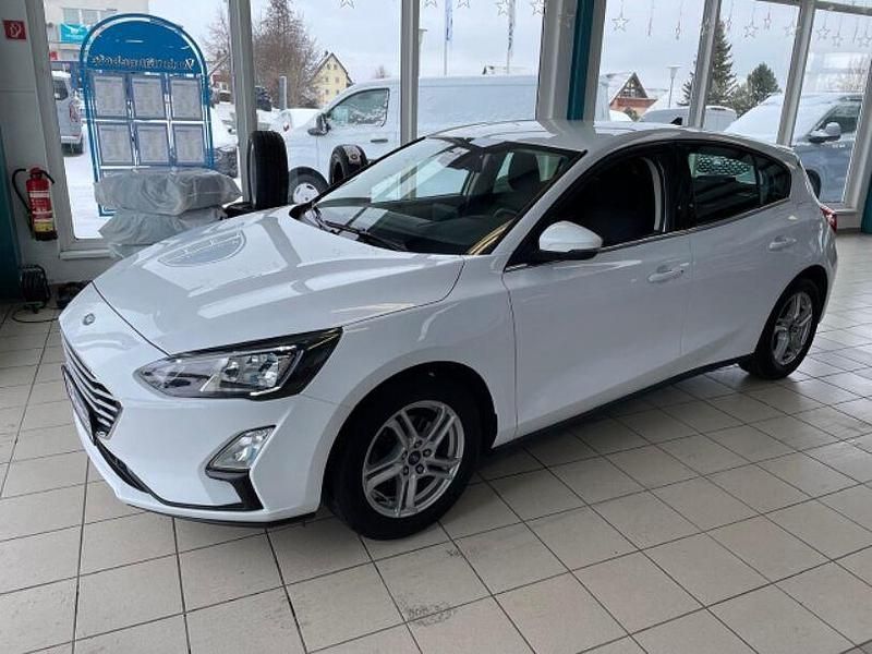 Gebraucht Ford Focus Cool & Connect 101 PS (74 kW) 2021 Frostweiß (weiss) Limousine
