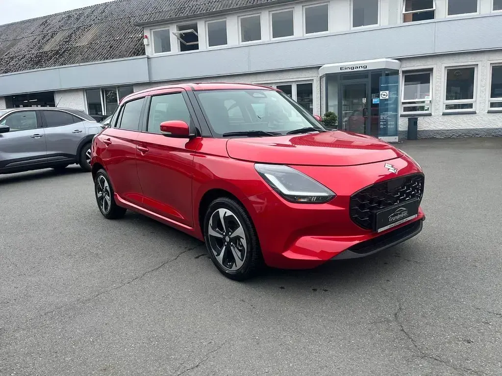 Neu Suzuki Swift Comfort+ 82 PS (60 kW) 2026 Burning red pearl metallic Kleinwagen