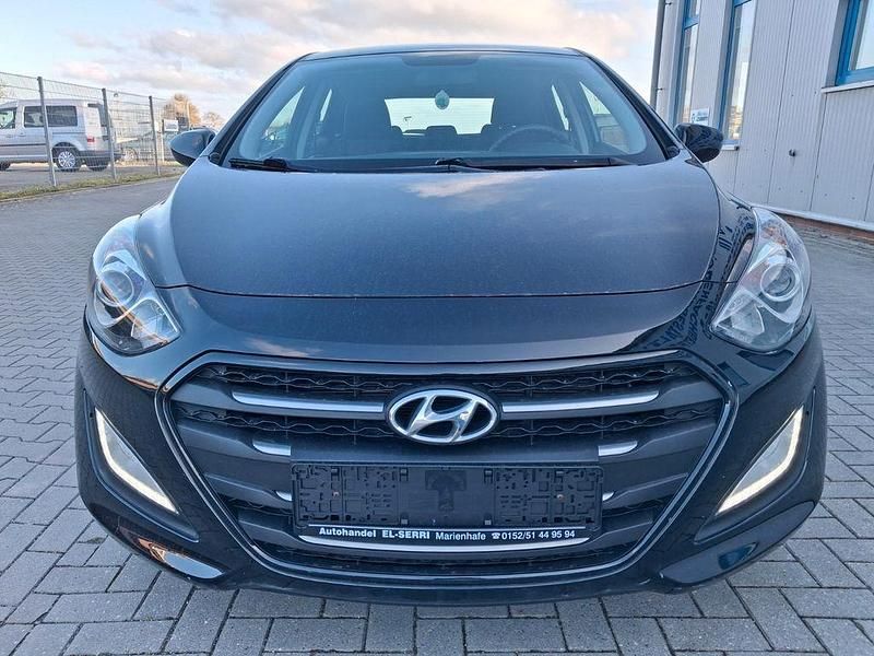Gebraucht Hyundai i30 Trend 101 PS (74 kW) 2016 Schwarz Limousine