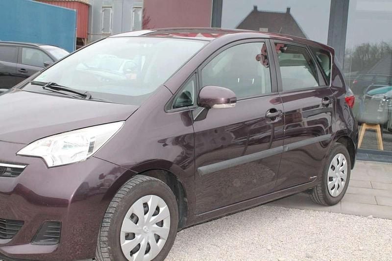Gebraucht Toyota Verso-S Cool 99 PS (72 kW) 2012 Violett Van / Kleinbus