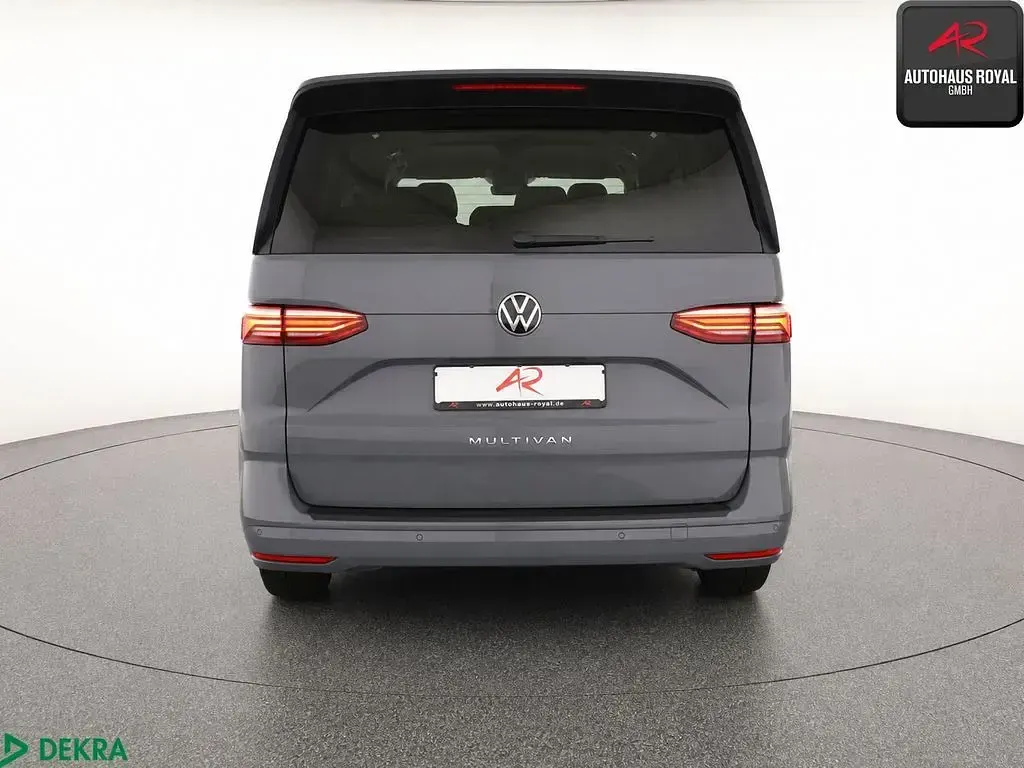 Gebraucht VW Multivan Life 150 PS (110 kW) 2023 Pure grey Van / Kleinbus