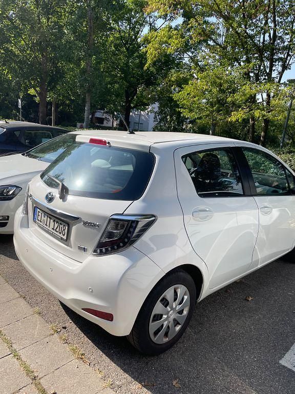 Gebraucht Toyota Yaris 101 PS (74 kW) 2013 Weiß Kleinwagen