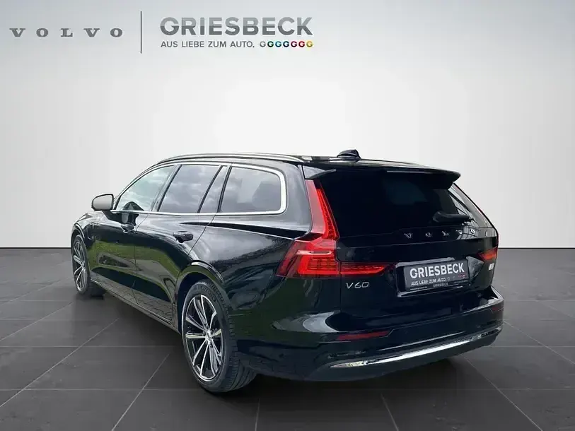 Używany Volvo V60 Core 455 KM (334 kW) 2023 Czarny Kombi