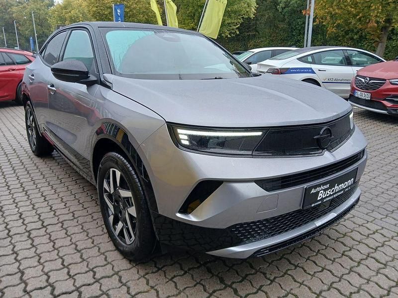 Neu Opel Mokka 131 PS (96 kW) 2025 Kontrast grau metallic SUV
