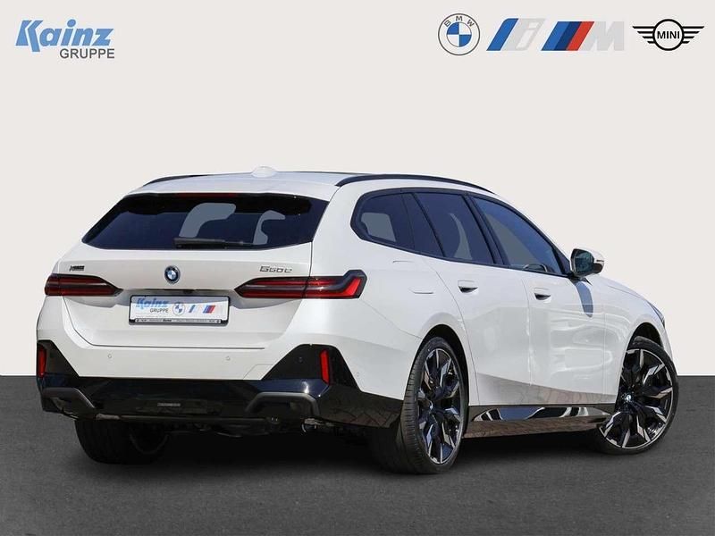 Neu BMW 550e M Sport 489 PS (359 kW) 2026 Mineralweiss Kombi