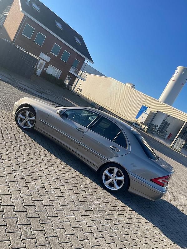Braun Gebraucht 2004 Mercedes C200 Limousine | 4.300 € - Bild 1/4