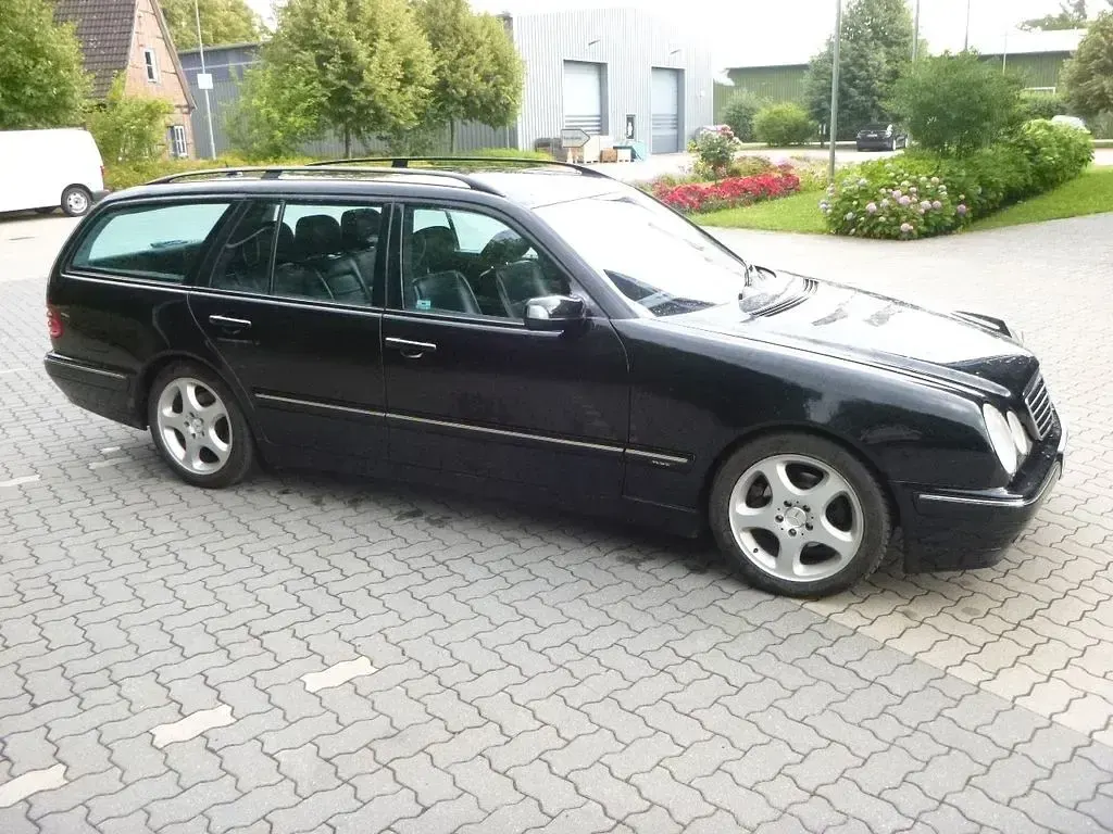 Gebraucht Mercedes E240 Avantgarde 170 PS (125 kW) 2002 Schwarz Limousine