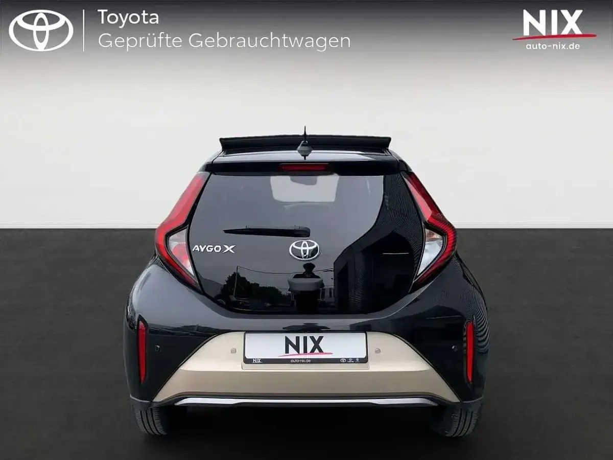 Gebraucht Toyota Aygo X X-plore 72 PS (52 kW) 2022 Ginger beige metallic/ night sky black SUV