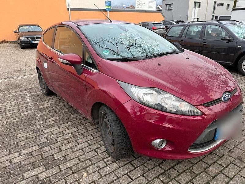 Rot Gebraucht 2009 Ford Fiesta Titanium Kleinwagen | 900 € (Superpreis) - Bild 1/4