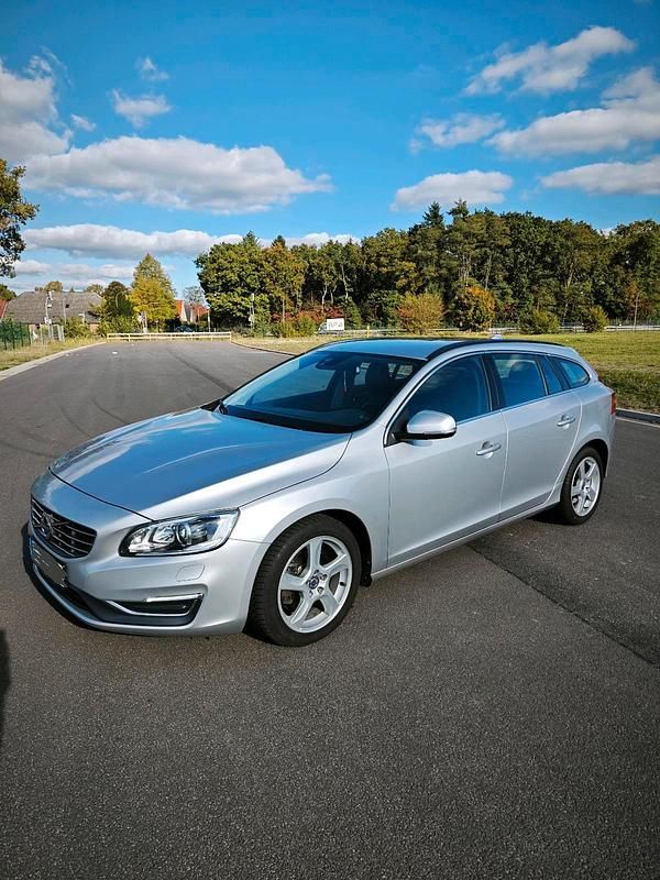 Silber Gebraucht 2014 Volvo V60 Kombi | 14.999 € (Etwas zu teuer) - Bild 1/4