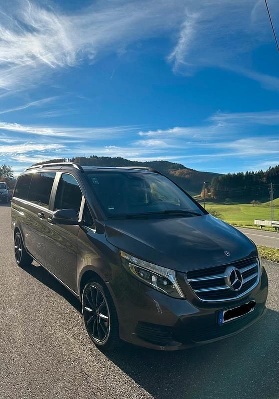 Braun Gebraucht 2018 Mercedes V250 Avantgarde Van / Kleinbus | 38.000 € (Fairer Preis) - Bild 1/4