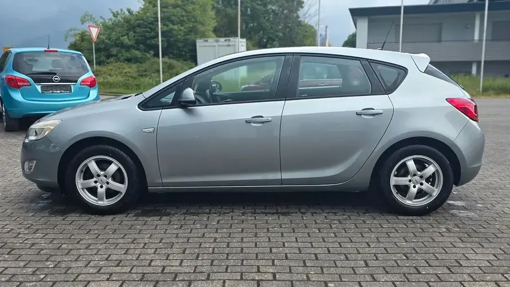 Używany Opel Astra Edition 116 KM (85 kW) 2011 Szary Sedan/Limuzyna