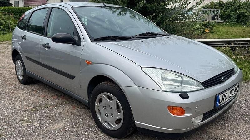 Grau Gebraucht 1999 Ford Focus Trend Limousine | 2.799 € (Teuer) - Bild 1/4