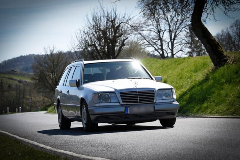 Silber Gebraucht 1995 Mercedes E200 Kombi | 8.900 € - Bild 1/4