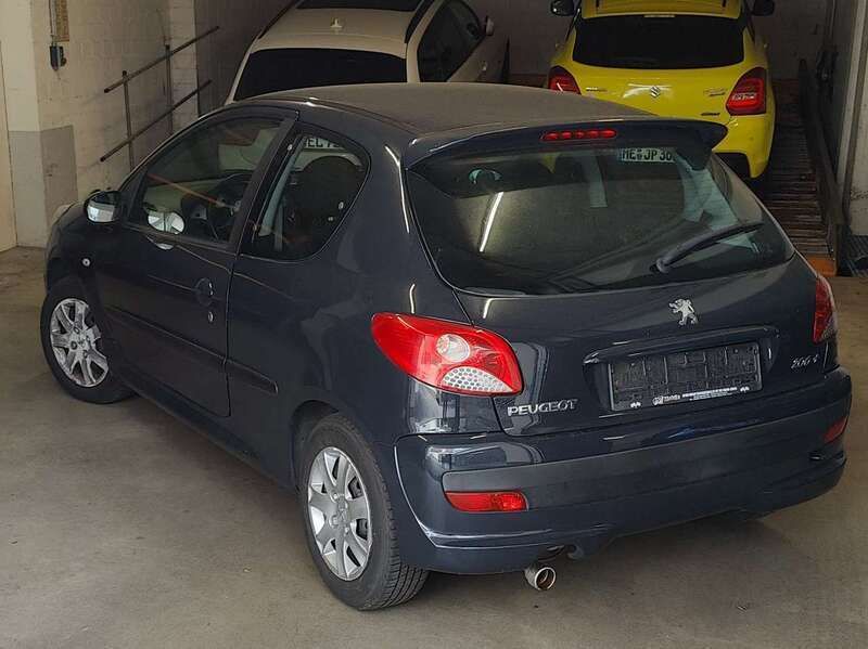 Grau Gebraucht 2011 Peugeot 206+ Kleinwagen | 2.200 € (Fairer Preis) - Bild 1/4