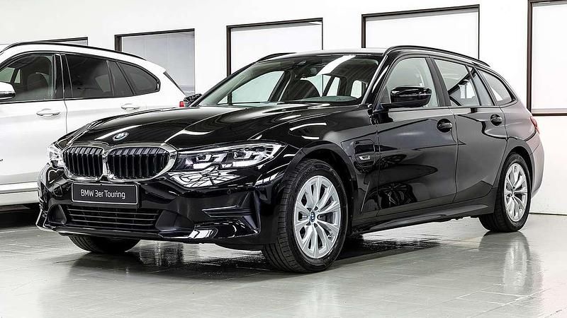Schwarz ii/bonnet fluid black Gebraucht 2022 BMW 320e Kombi | 22.300 € (Superpreis) - Bild 1/4
