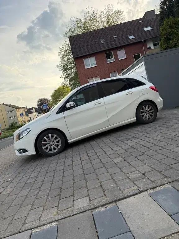 Gebraucht Mercedes B180 AMG line 109 PS (80 kW) 2012 Weiß Van / Kleinbus