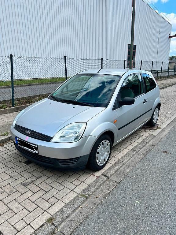 Silber Gebraucht 2003 Ford Fiesta Ambiente Kleinwagen | 1.900 € (Fairer Preis) - Bild 1/4