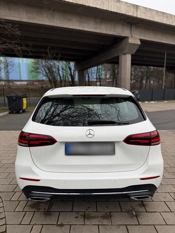 Gebraucht Mercedes B200 163 PS (119 kW) 2020 Weiß Van / Kleinbus