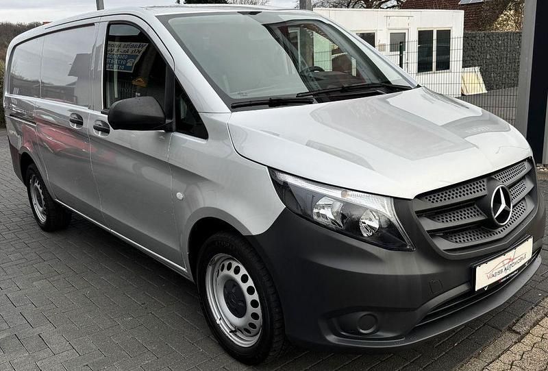 Silber Gebraucht 2022 Mercedes Vito Van / Kleinbus | 19.800 € (Guter Preis) - Bild 1/4