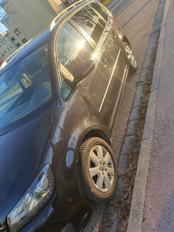 Gebraucht VW Touran 140 PS (102 kW) 2012 Schwarz Van / Kleinbus