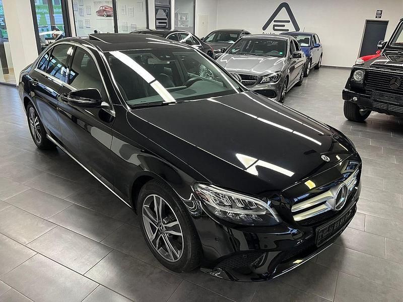 Obsidianschwarz Gebraucht 2019 Mercedes C180 Avantgarde Limousine | 24.999 € (Fairer Preis) - Bild 1/4