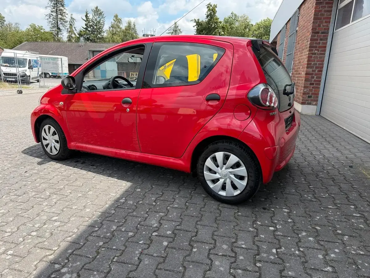 Gebraucht Toyota Aygo 67 PS (49 kW) 2014 Rot Kleinwagen