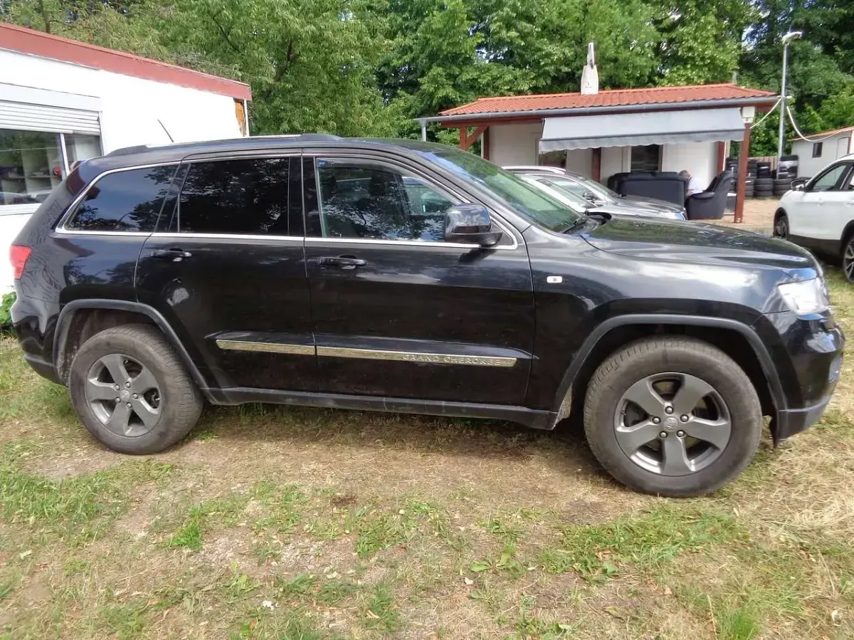 Gebraucht Jeep Grand Cherokee Laredo 190 PS (139 kW) 2013 Schwarz SUV