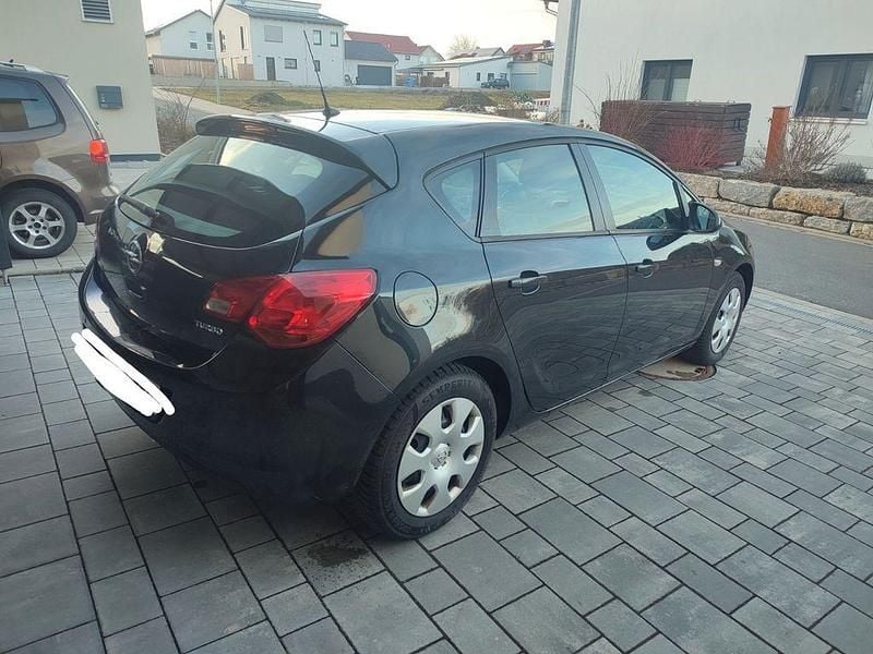 Gebraucht Opel Astra Edition 140 PS (102 kW) 2012 Schwarz Limousine