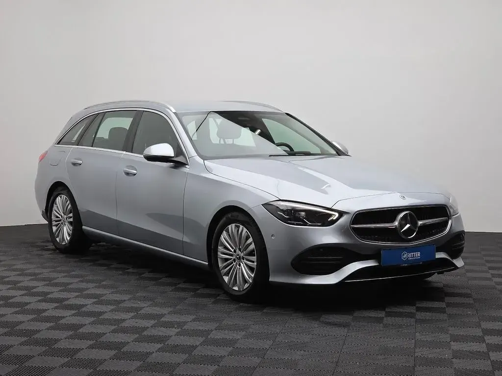 Gebraucht Mercedes C200 Avantgarde 163 PS (119 kW) 2023 Silber Limousine