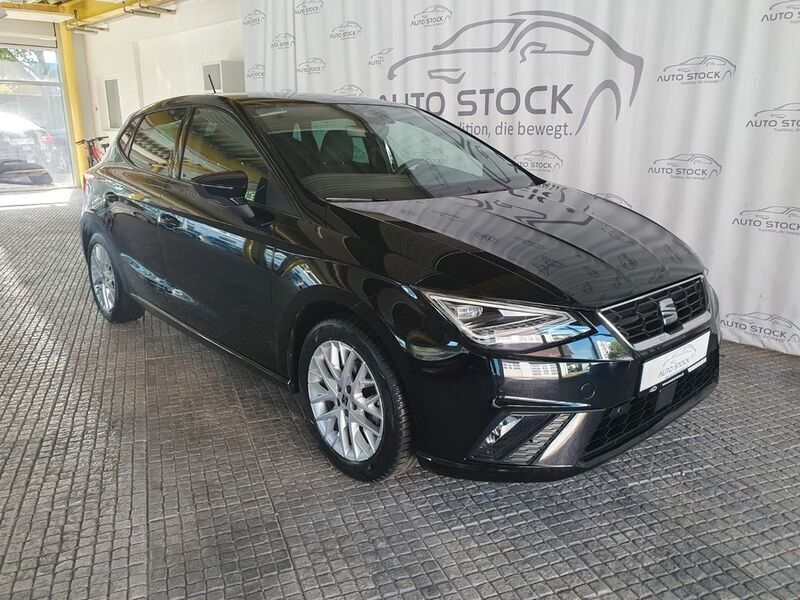 Mitternachtsschwarz met. Gebraucht 2023 Seat Ibiza FR Kleinwagen | 17.950 € (Fairer Preis) - Bild 1/4