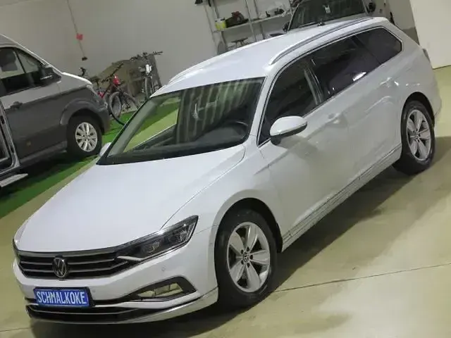 Gebraucht VW Passat Elegance 150 PS (110 kW) 2023 Glacier white (metallic) Kombi
