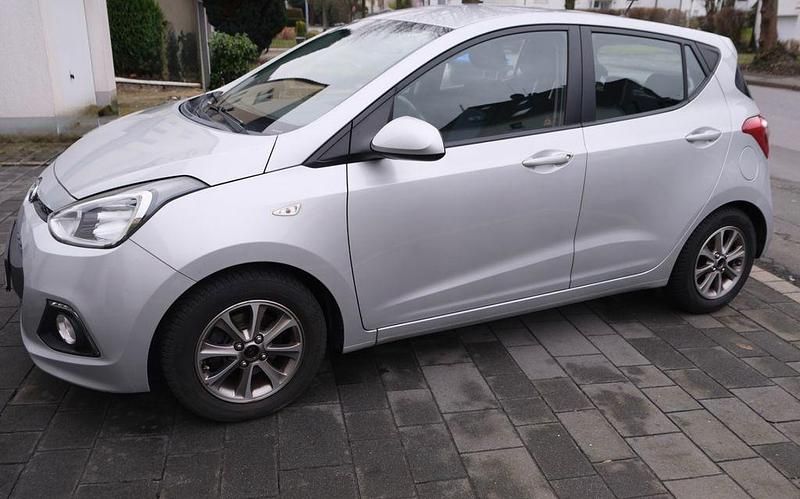 Gebraucht Hyundai i10 YES! Silver 87 PS (63 kW) 2015 Silber Kleinwagen